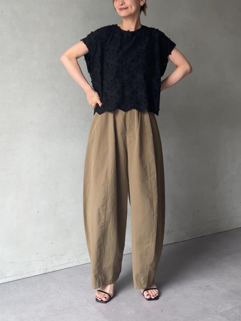 イエロー系のその他パンツ、ブラック系のシャツ/ブラウスを着用したレディースの夏コーディネートの3枚目の写真