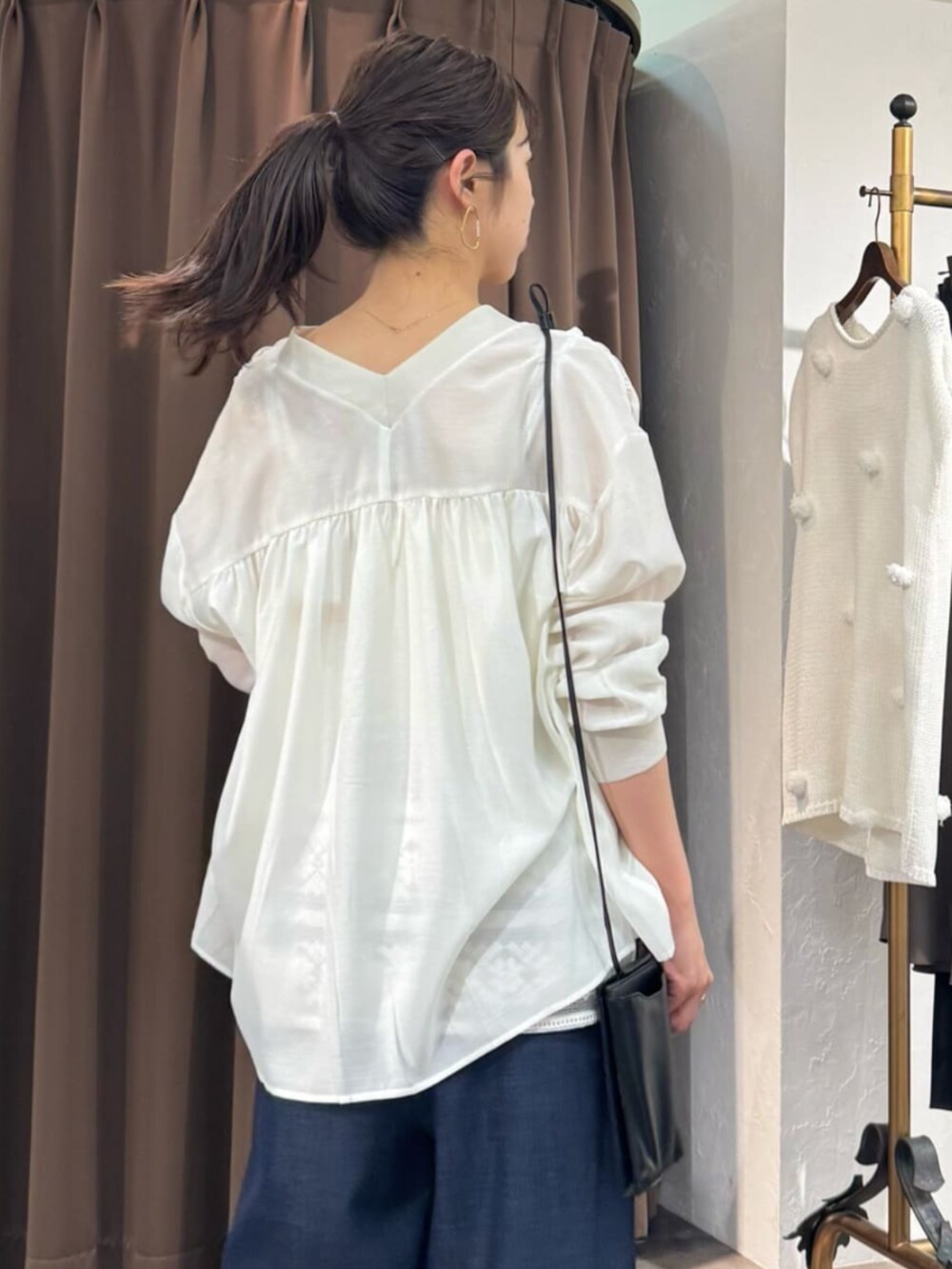 ホワイト系のシャツ/ブラウス、ホワイト系のシャツ/ブラウスを着用したレディースの夏コーディネートの7枚目の写真