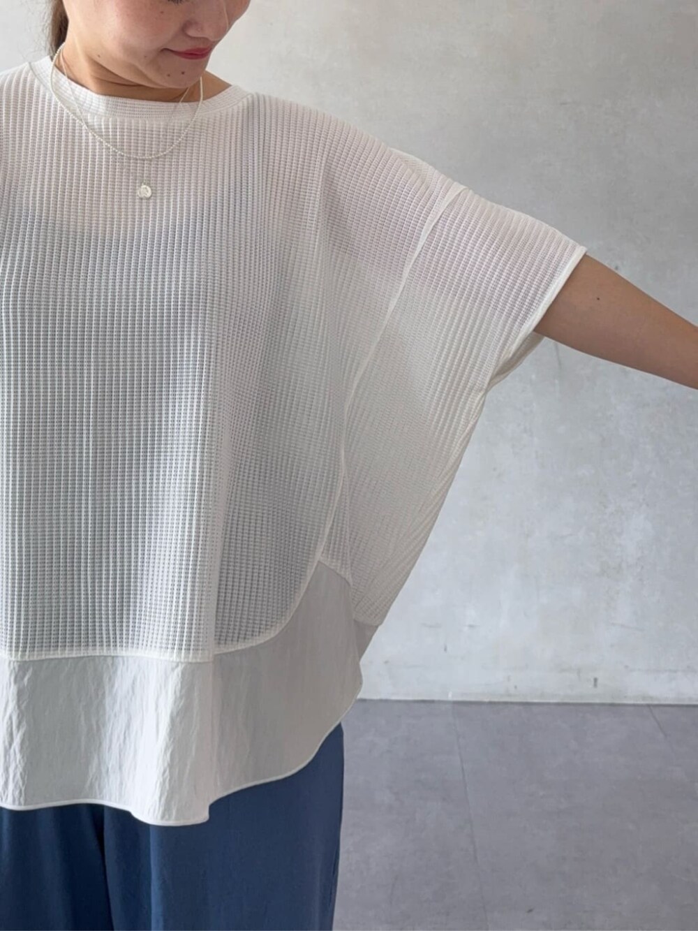 ホワイト系のTシャツ/カットソー、ブルー系のその他パンツを着用したレディースの夏コーディネートの9枚目の写真