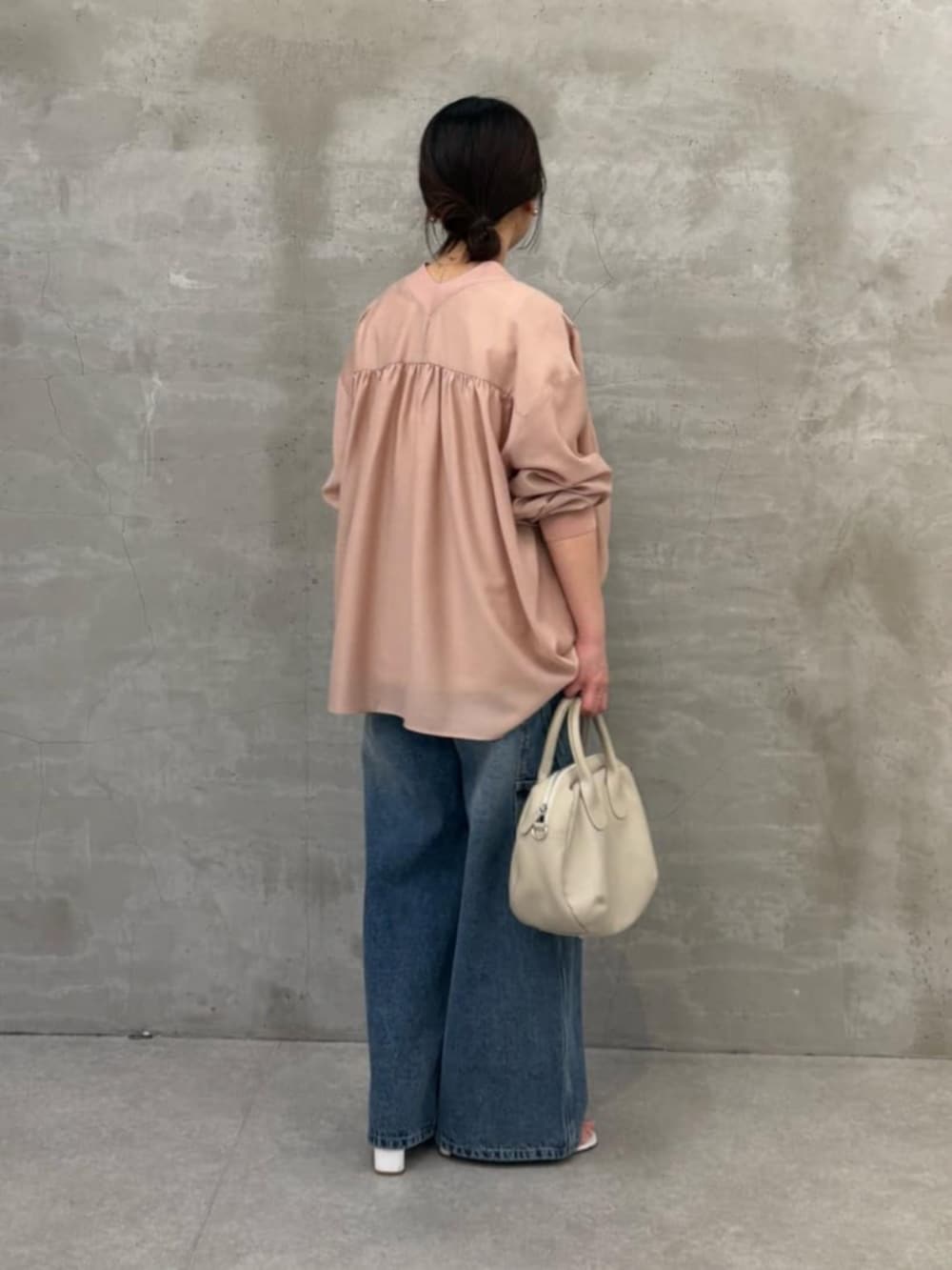 グレー系のボストンバッグ、ブルー系のその他パンツ、ピンク系のシャツ/ブラウスを着用したレディースの冬コーディネートの6枚目の写真