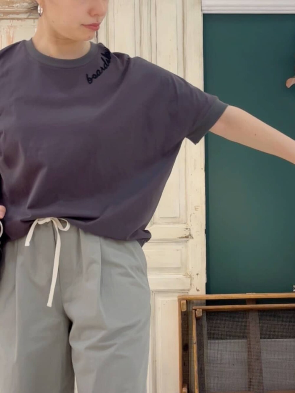 ブラック系のショルダーバッグ、グレー系のTシャツ/カットソー、グレー系のその他パンツを着用したレディースの春コーディネートの7枚目の写真