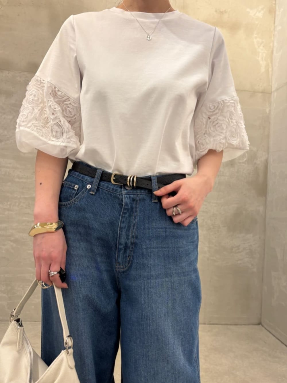 ホワイト系のトートバッグ、ブルー系のその他パンツ、ホワイト系のTシャツ/カットソーを着用したレディースの春コーディネートの5枚目の写真