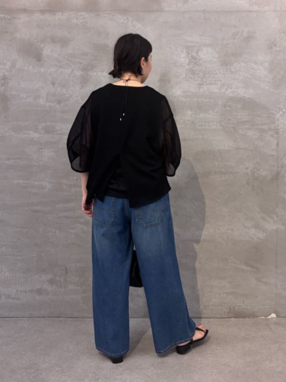 ブルー系のその他パンツ、ブラック系のシャツ/ブラウスを着用したレディースの春コーディネートの8枚目の写真