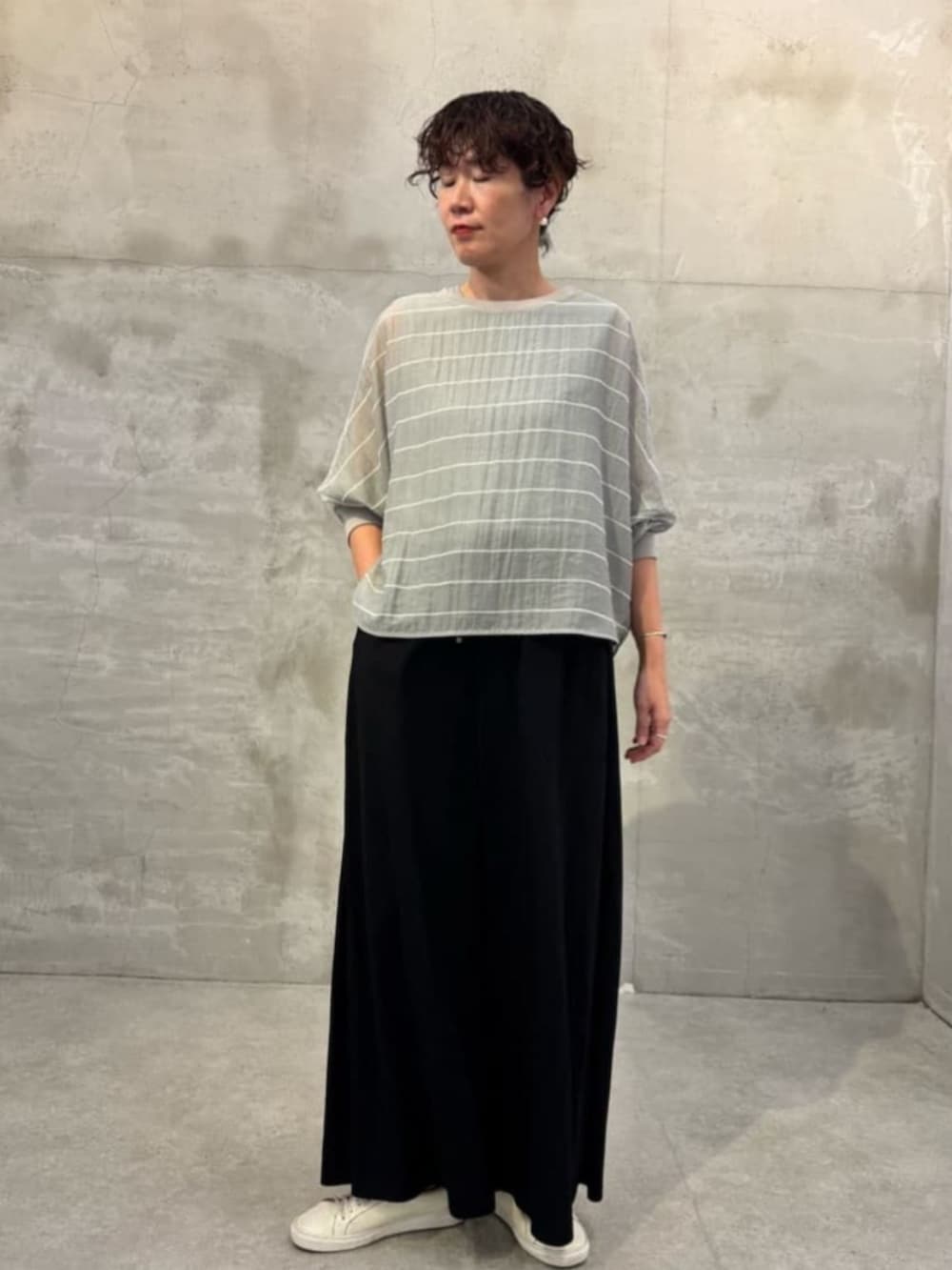 ブラック系のその他パンツ、グレー系のシャツ/ブラウスを着用したレディースの春コーディネートの6枚目の写真