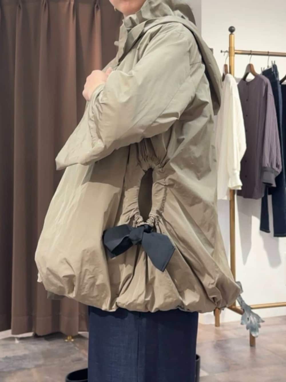 ブルー系のその他パンツ、ブラウン系のブルゾン、ブラック系のトートバッグを着用したレディースの冬コーディネートの8枚目の写真