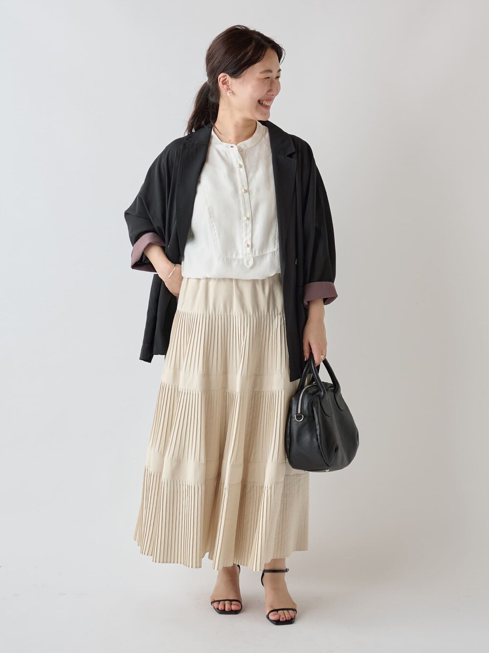 イエロー系のカーディガン/ボレロ、ホワイト系のシャツ/ブラウス、ホワイト系のスカートを着用したレディースの夏コーディネートの4枚目の写真