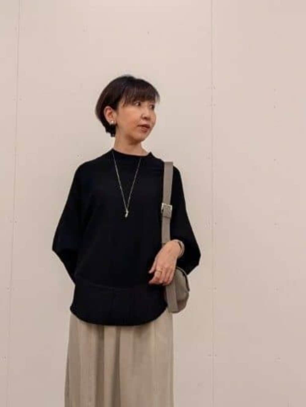グレー系のその他パンツ、ブラック系のその他アウターを着用したレディースの秋コーディネートの8枚目の写真
