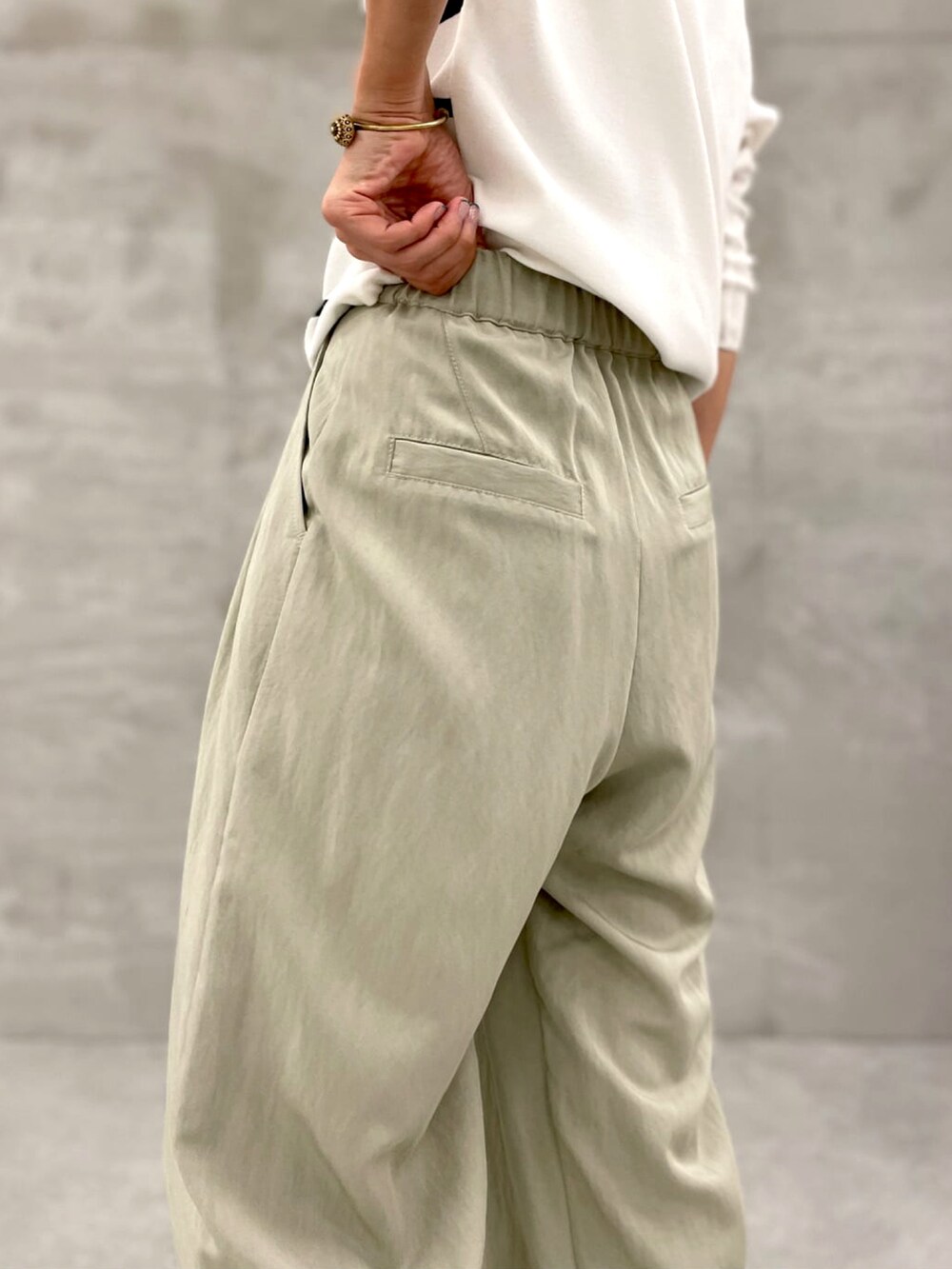 グリーン系のその他パンツ、ホワイト系のその他シューズを着用したレディースの春コーディネートの3枚目の写真