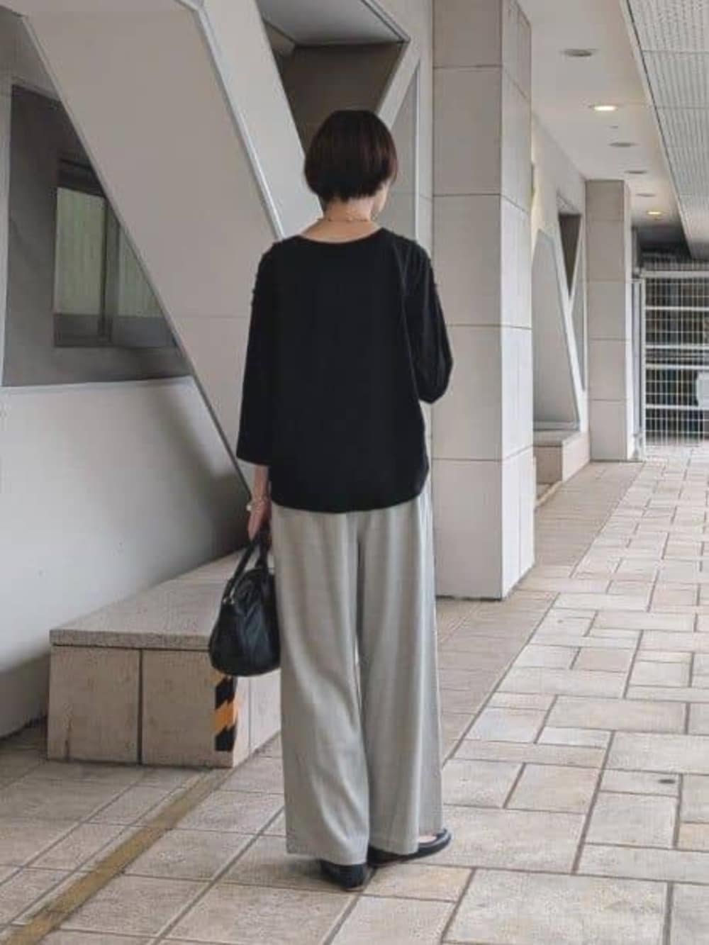 グレー系のその他パンツ、ホワイト系のTシャツ/カットソーを着用したレディースの夏コーディネートの6枚目の写真