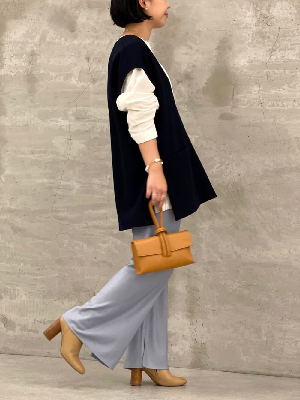 ホワイト系のシャツ/ブラウス、ブラック系のTシャツ/カットソー、イエロー系のハンドバッグを着用したレディースの秋コーディネートの2枚目の写真