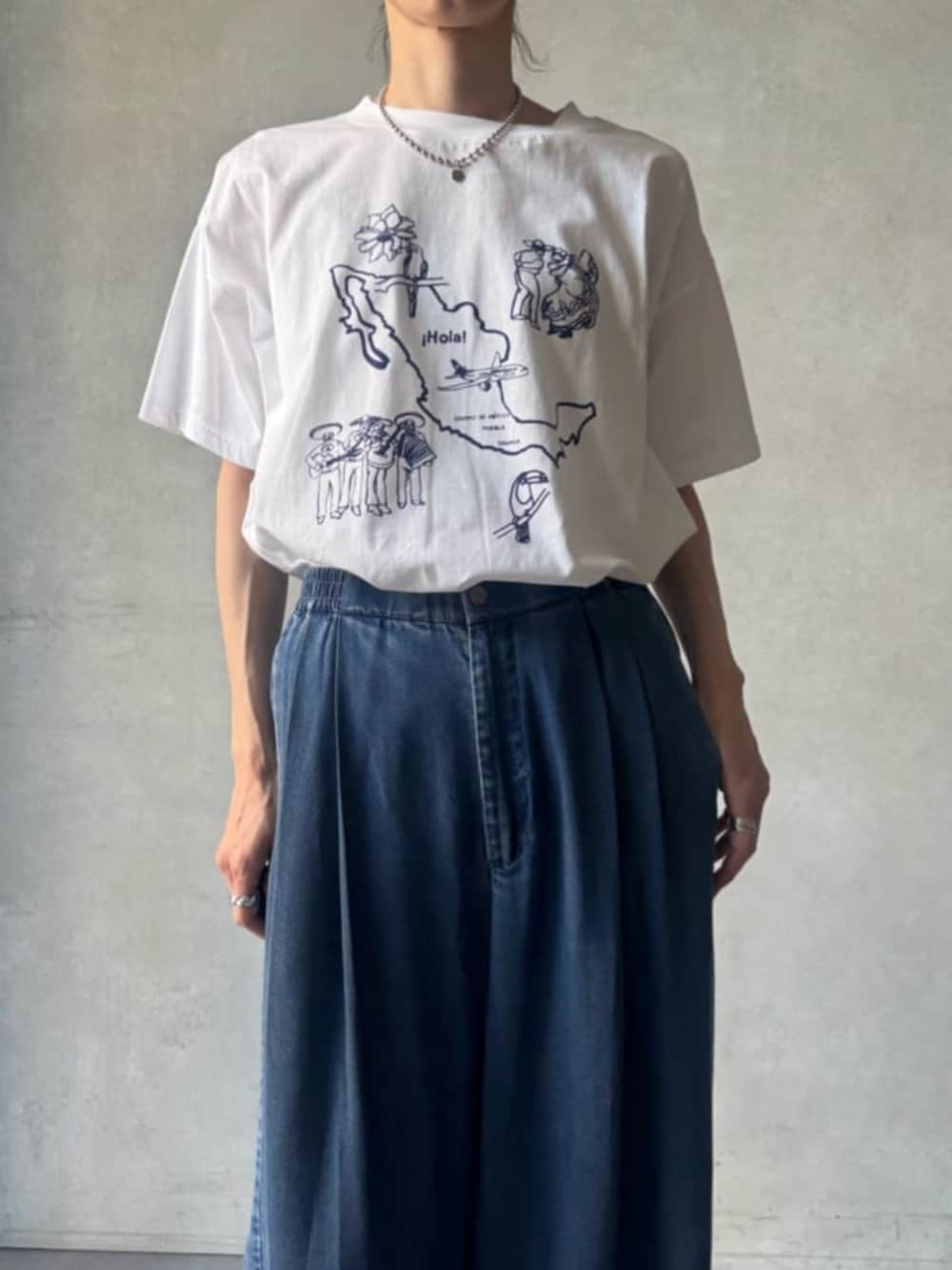 シルバー系のショルダーバッグ、ブルー系のその他パンツ、ホワイト系のTシャツ/カットソーを着用したレディースの春コーディネートの8枚目の写真