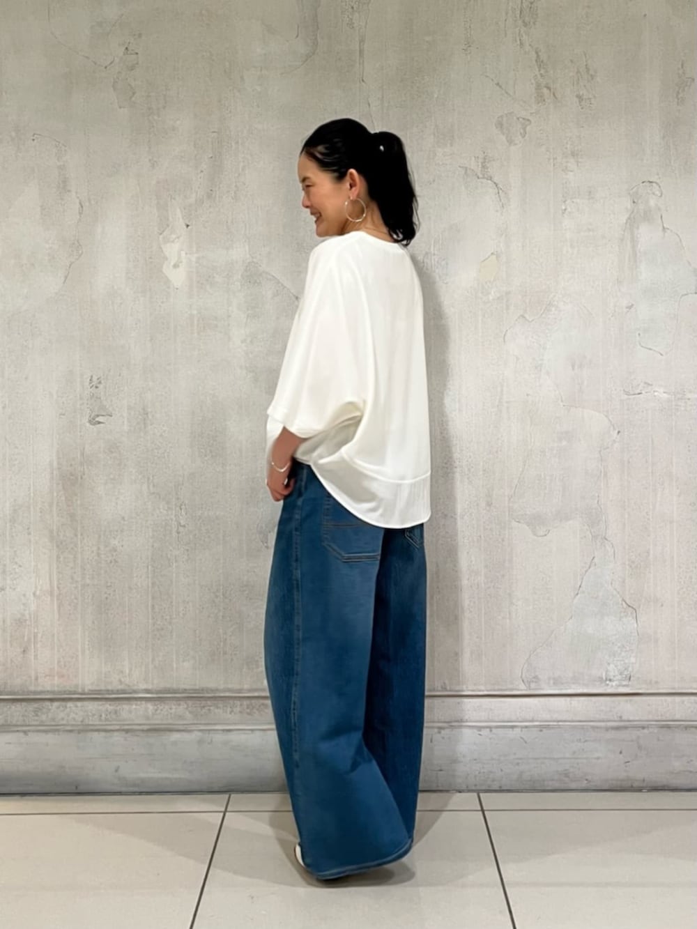 ブルー系のその他パンツ、ホワイト系のTシャツ/カットソー、ホワイト系のスニーカーを着用したレディースの春コーディネートの9枚目の写真