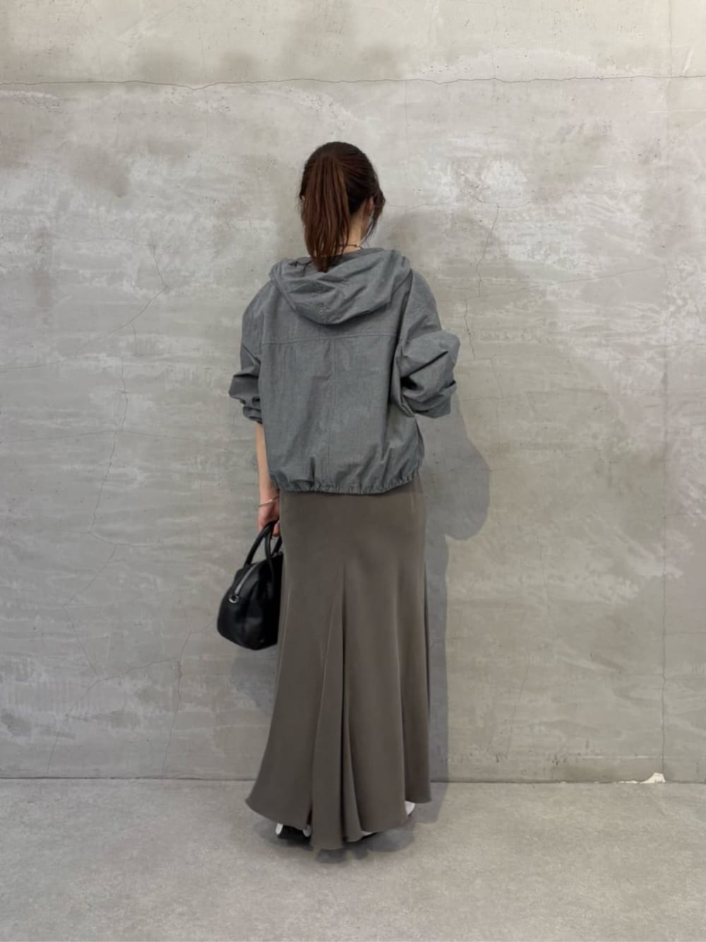 グリーン系のスカート、グレー系のシャツ/ブラウス、シルバー系のリングを着用したレディースの冬コーディネートの2枚目の写真