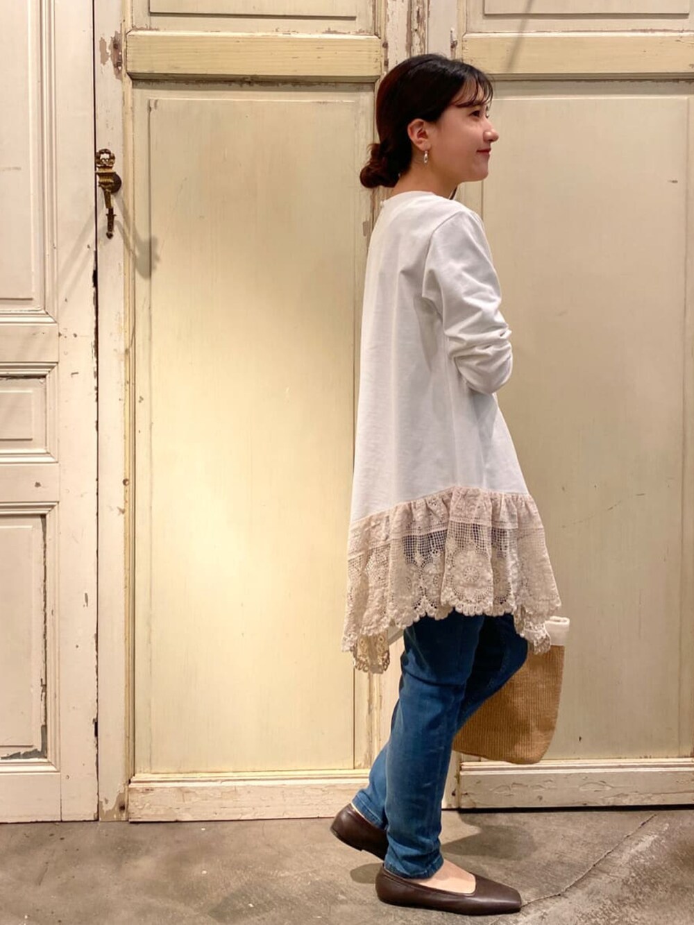 ホワイト系のTシャツ/カットソー、ブルー系のその他パンツを着用したレディースの冬コーディネートの2枚目の写真