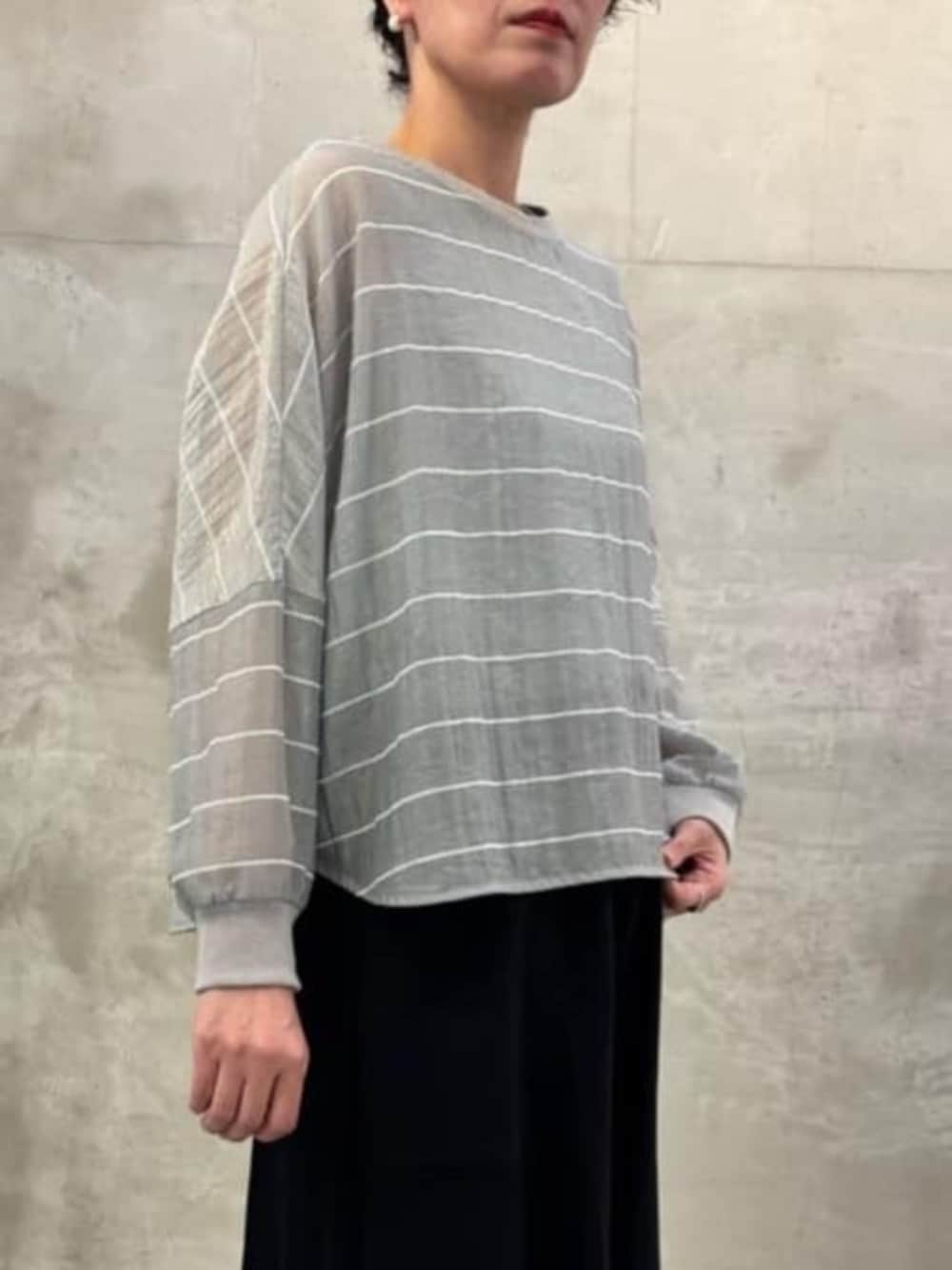 ブラック系のその他パンツ、グレー系のシャツ/ブラウスを着用したレディースの春コーディネートの9枚目の写真