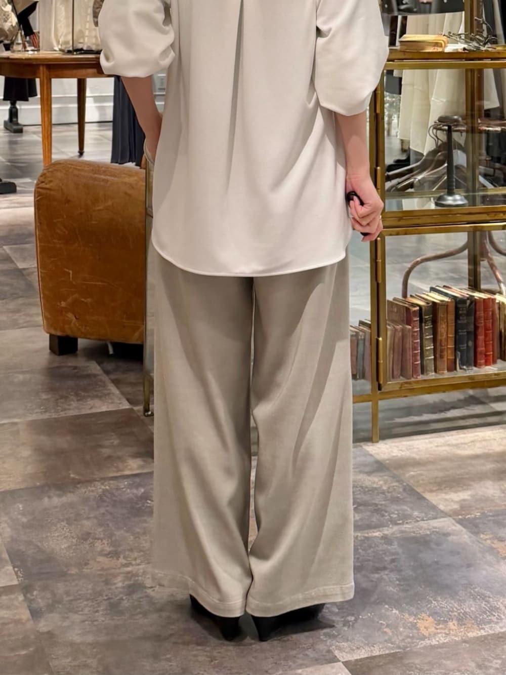 ブラック系のボストンバッグ、ホワイト系のニット/セーター、グレー系のその他パンツを着用したレディースの冬コーディネートの8枚目の写真