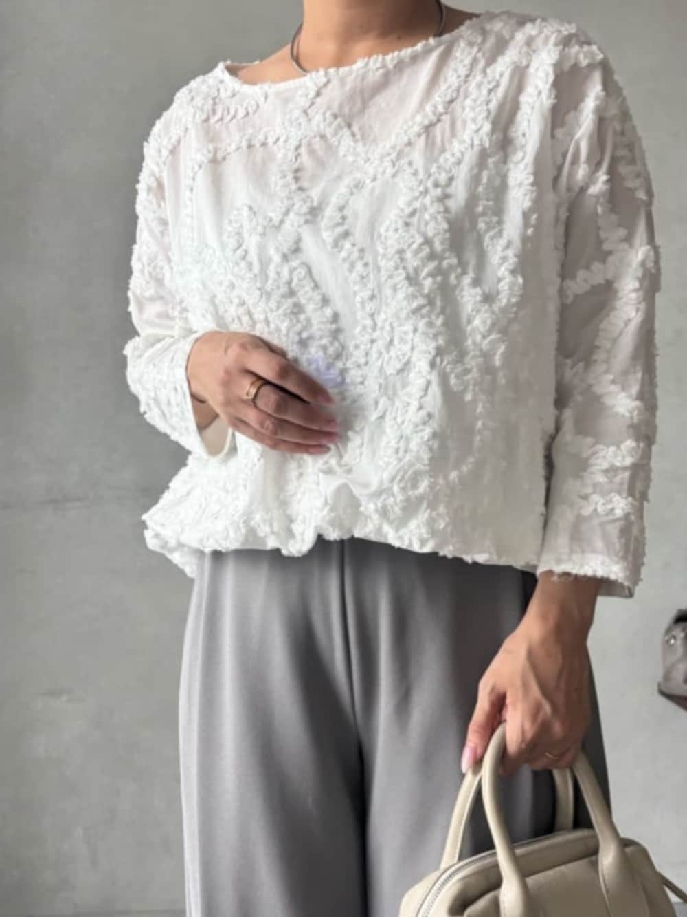 グレー系のその他パンツ、ホワイト系のシャツ/ブラウスを着用したレディースの夏コーディネートの4枚目の写真