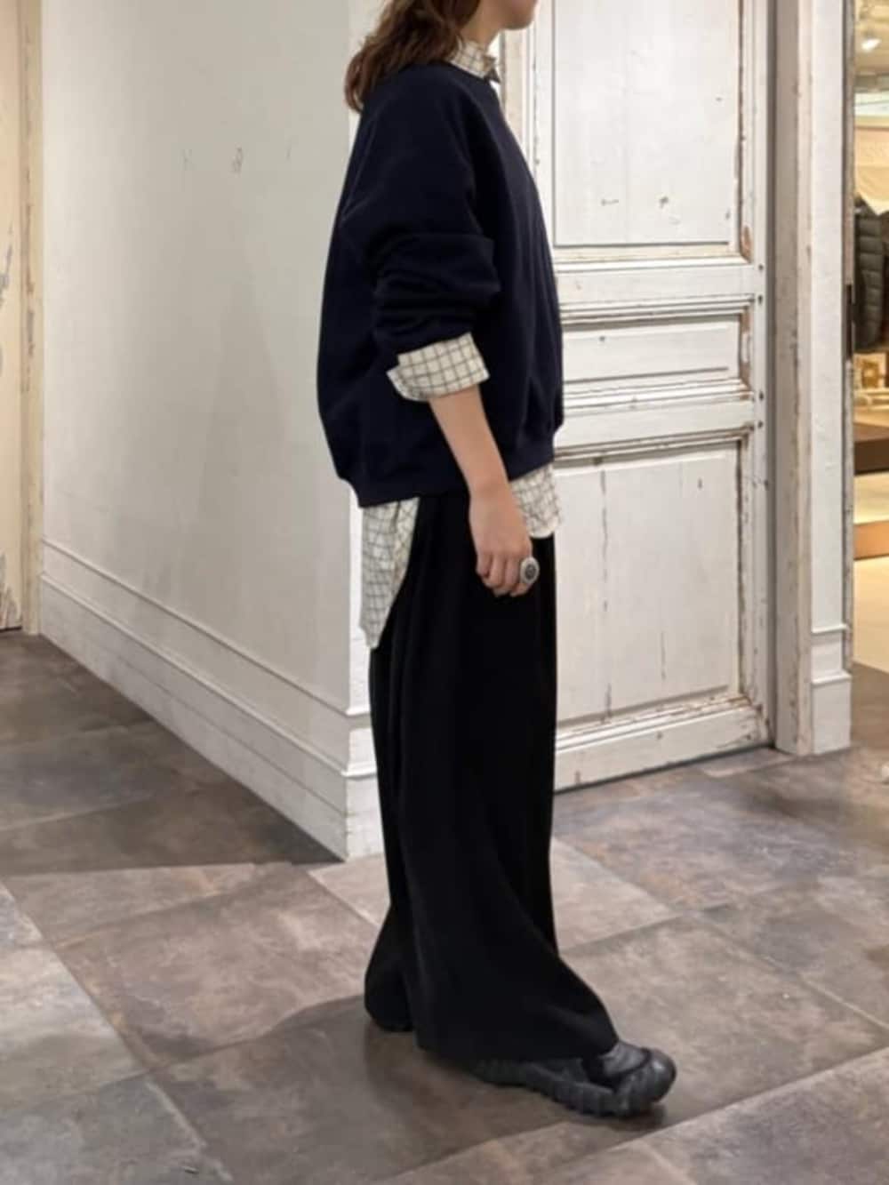 ホワイト系のシャツ/ブラウス、ブラック系のその他パンツ、ブルー系のTシャツ/カットソーを着用したレディースの冬コーディネートの4枚目の写真