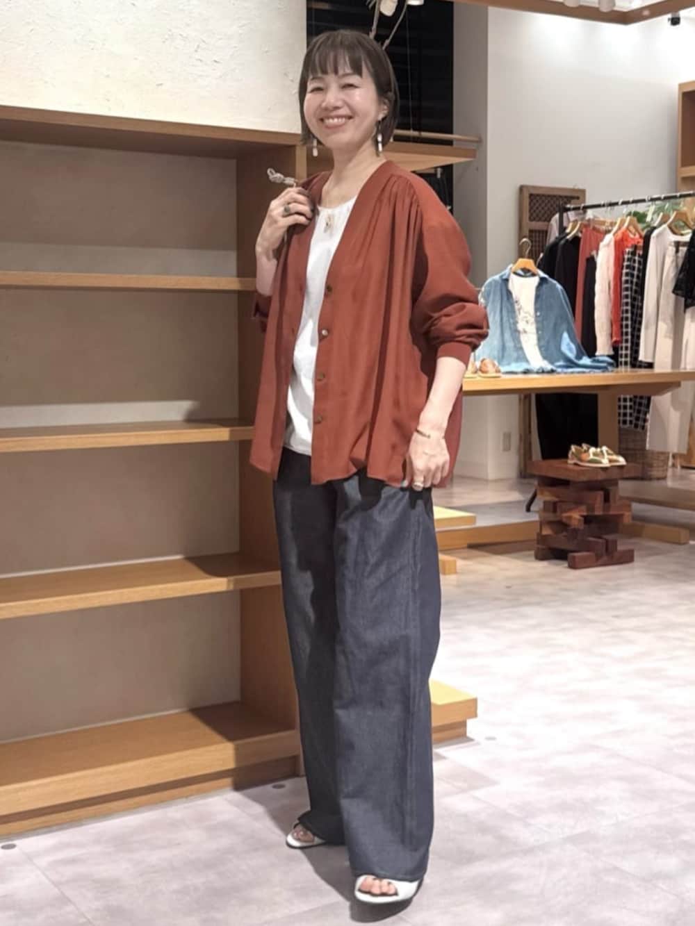 ホワイト系のシャツ/ブラウス、レッド系のシャツ/ブラウス、ブルー系のその他パンツを着用したレディースの春コーディネートの3枚目の写真