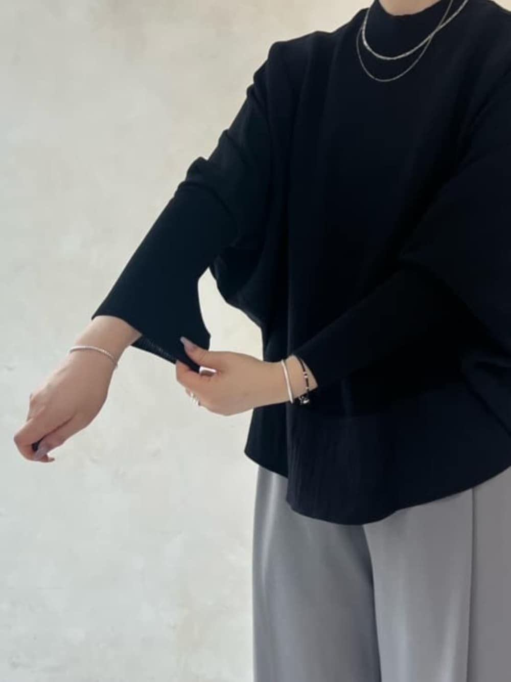 ブラック系のトートバッグ、ブラック系のその他アウター、グレー系のその他パンツを着用したレディースの夏コーディネートの6枚目の写真