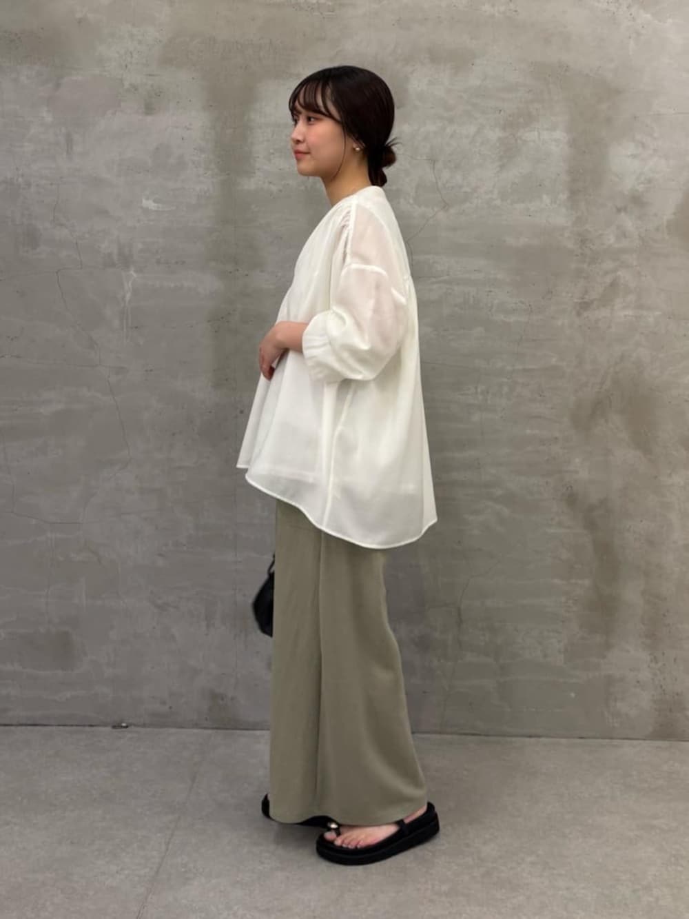 グリーン系のその他パンツ、ブラック系のサンダル、ホワイト系のシャツ/ブラウスを着用したレディースの冬コーディネートの4枚目の写真