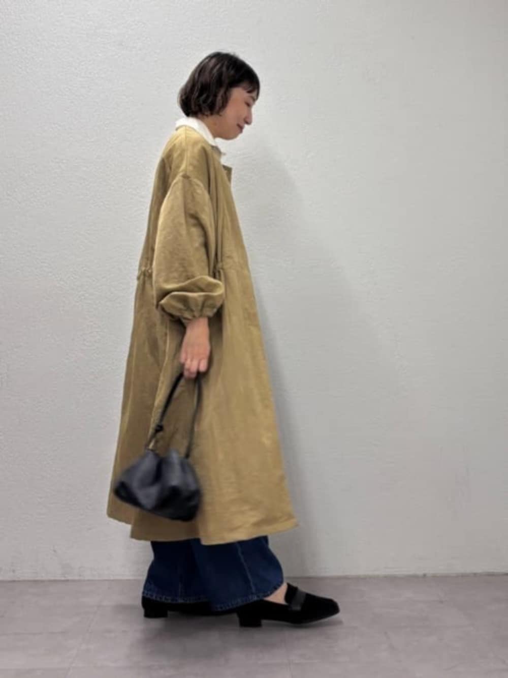 イエロー系のその他アウター、ブラック系のローファー、ブルー系のデニムパンツを着用したレディースの秋コーディネートの3枚目の写真
