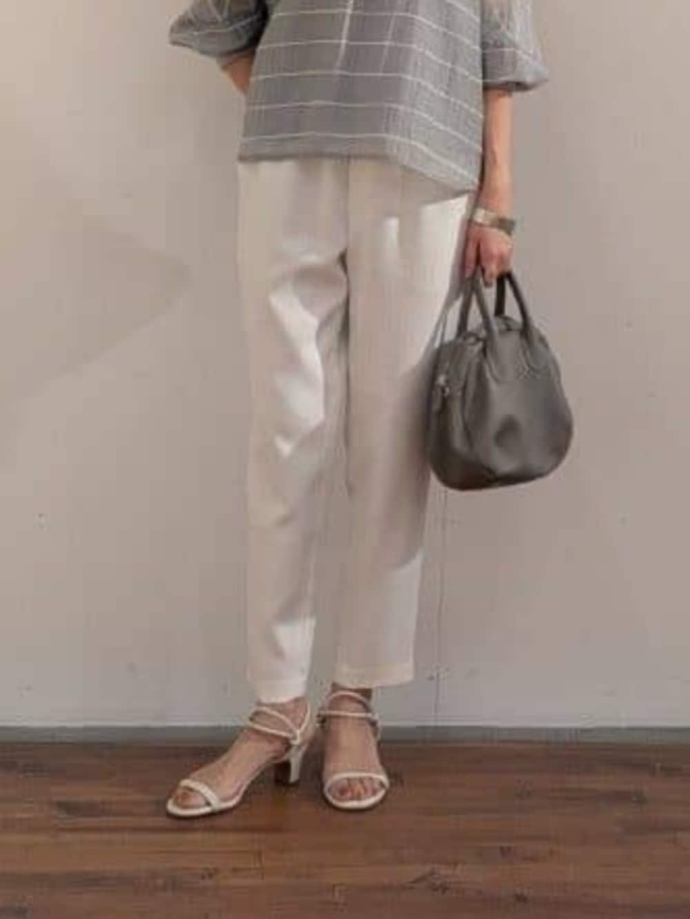 グレー系のボストンバッグ、グレー系のシャツ/ブラウス、ホワイト系のその他パンツを着用したレディースの春コーディネートの4枚目の写真