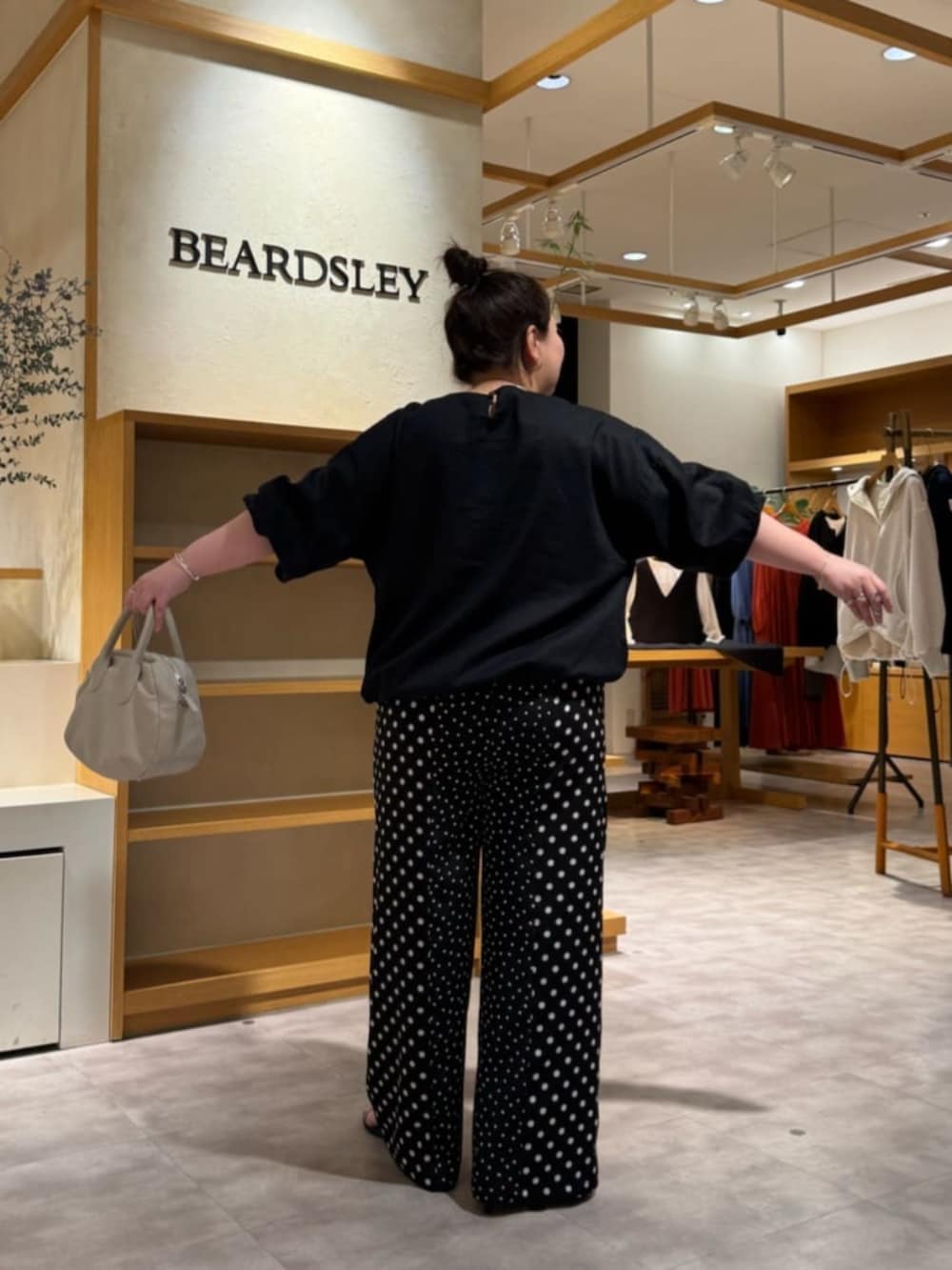 グレー系のボストンバッグ、ブラック系のシャツ/ブラウス、ブラック系のその他パンツを着用したレディースの冬コーディネートの6枚目の写真