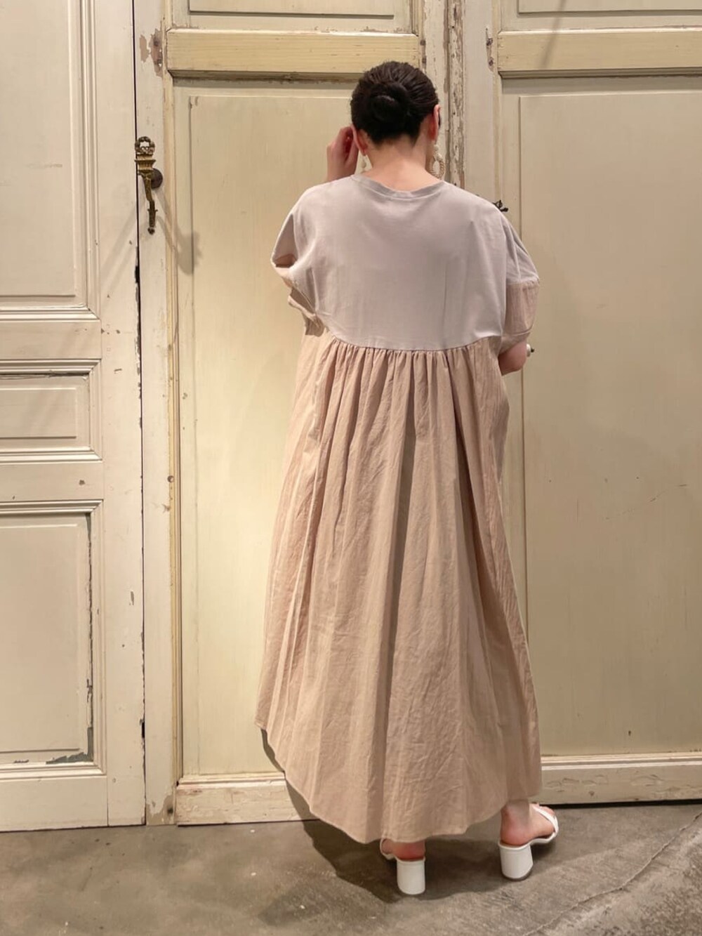 グリーン系のワンピース、ホワイト系のピアス（両耳用）を着用したレディースの夏コーディネートの4枚目の写真