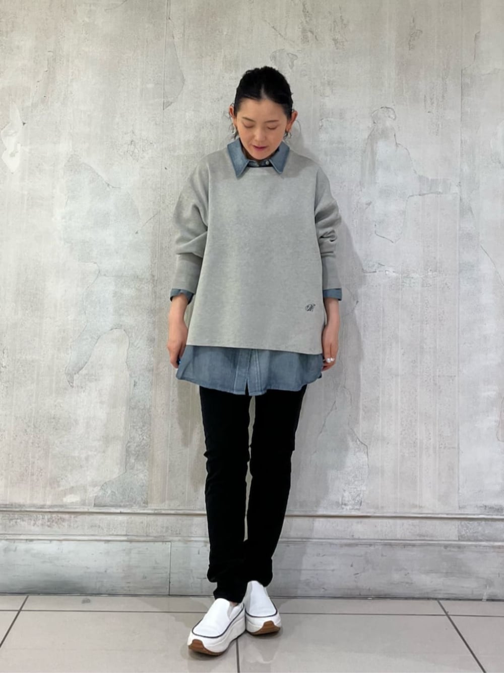 ブルー系のシャツ/ブラウス、ホワイト系のスニーカー、ブラック系のその他パンツを着用したレディースの冬コーディネートの4枚目の写真