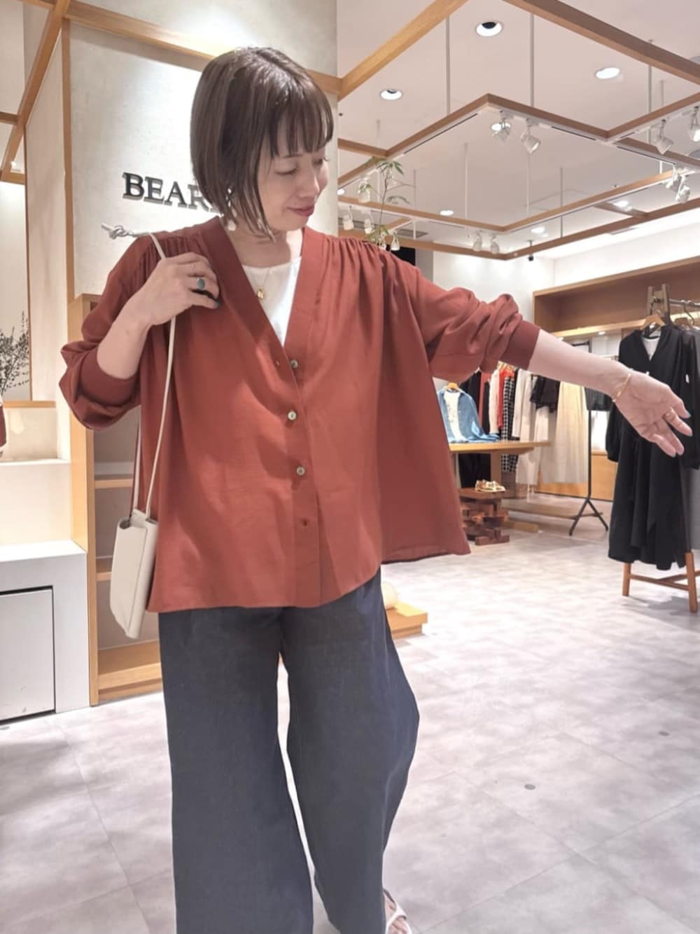 ホワイト系のシャツ/ブラウス、レッド系のシャツ/ブラウス、ブルー系のその他パンツを着用したレディースの春コーディネートの9枚目の写真