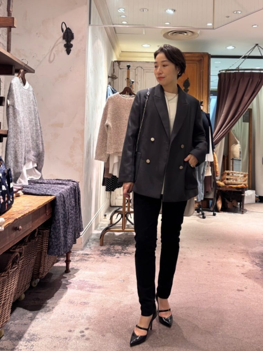 ブラック系のその他パンツ、ホワイト系のシャツ/ブラウス、グレー系のテーラードジャケットを着用したレディースの冬コーディネートの2枚目の写真