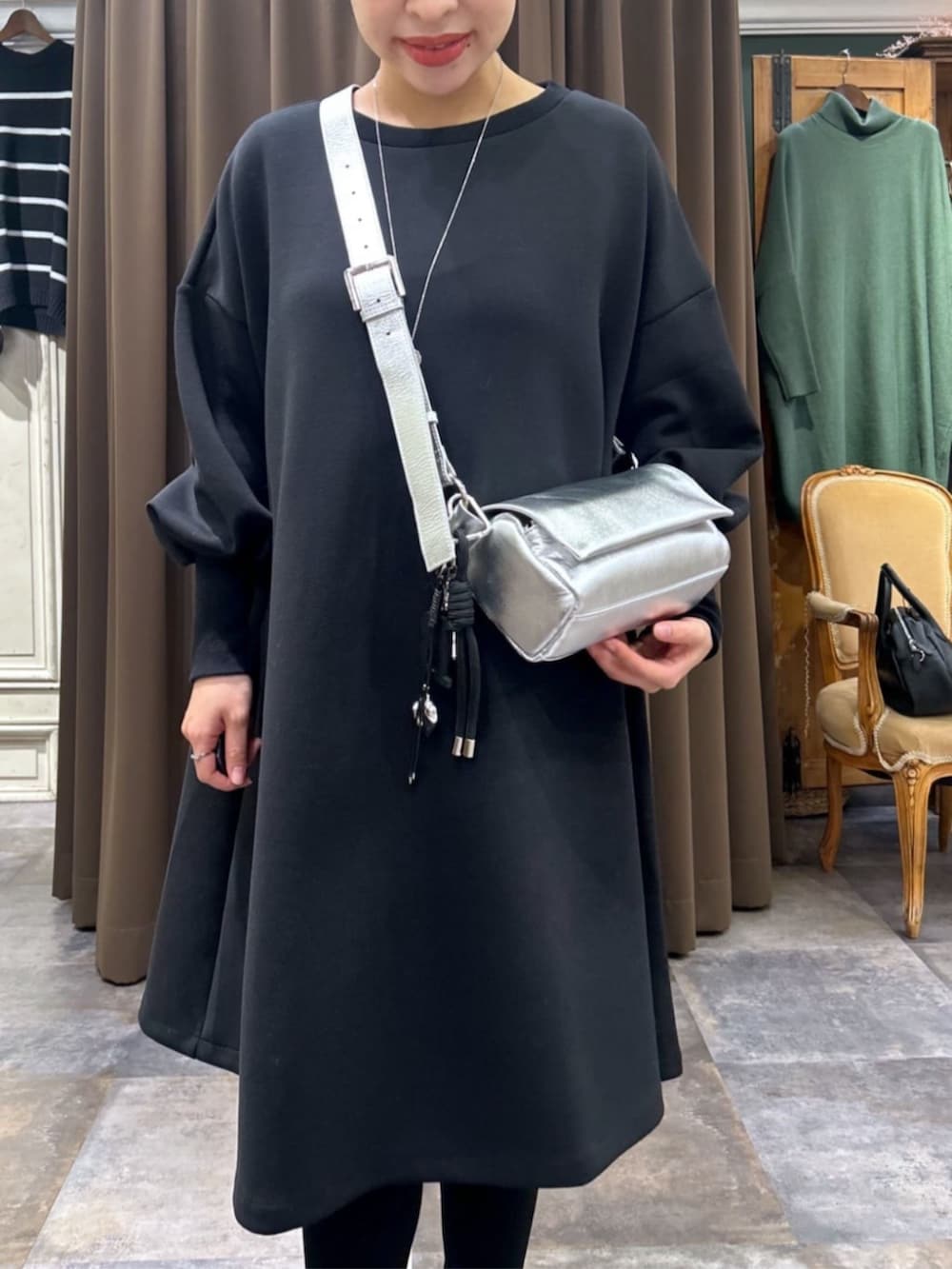 ブラック系のワンピース、ブラック系のチャームを着用したレディースの冬コーディネートの4枚目の写真