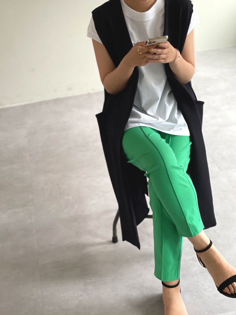 グリーン系のその他パンツ、ブラック系のベスト、ホワイト系のTシャツ/カットソーを着用したレディースの夏コーディネートの3枚目の写真