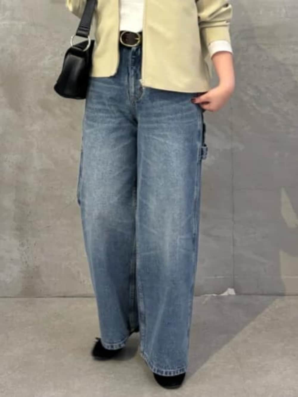 ベージュ系のカーディガン/ボレロ、ブルー系のその他パンツ、ブラウン系のベルトを着用したレディースの冬コーディネートの7枚目の写真