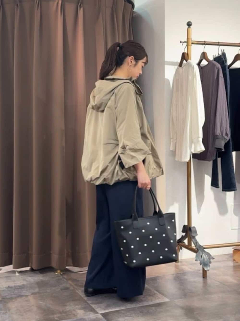 ブルー系のその他パンツ、ブラウン系のブルゾン、ブラック系のトートバッグを着用したレディースの冬コーディネートの3枚目の写真