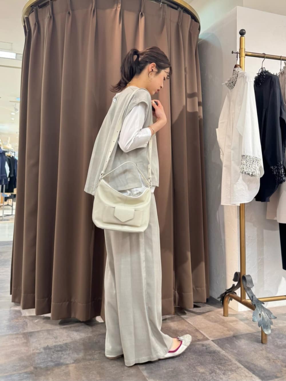 グレー系のシャツ/ブラウス、ホワイト系のトートバッグ、ホワイト系のシャツ/ブラウスを着用したレディースの春コーディネートの4枚目の写真