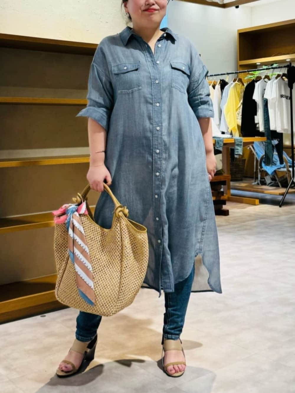 ブルー系のワンピースを着用したレディースの冬コーディネートの6枚目の写真