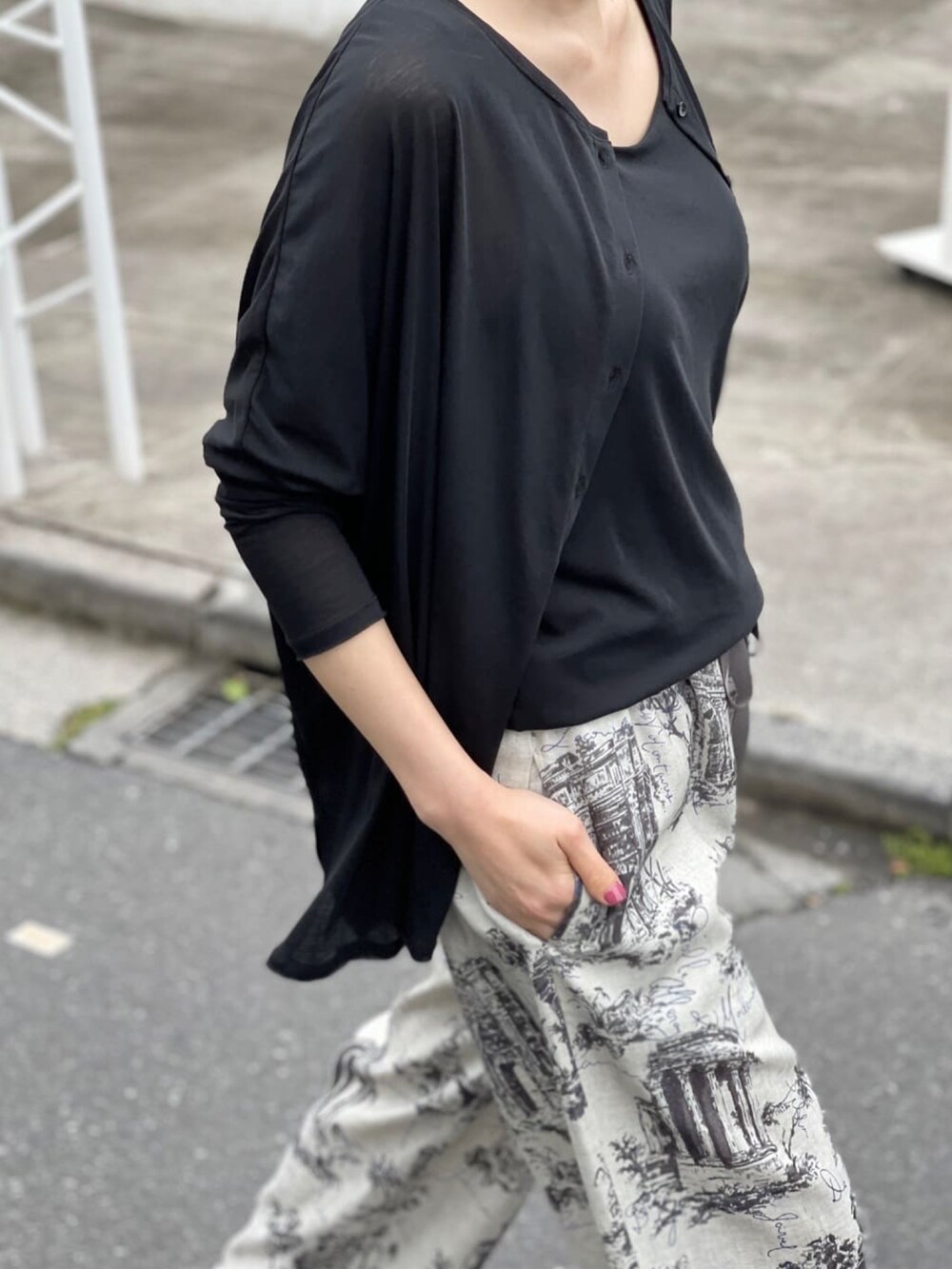 グレー系のその他パンツ、ブラック系のカーディガン/ボレロ、ブラック系のTシャツ/カットソーを着用したレディースの春コーディネートの2枚目の写真