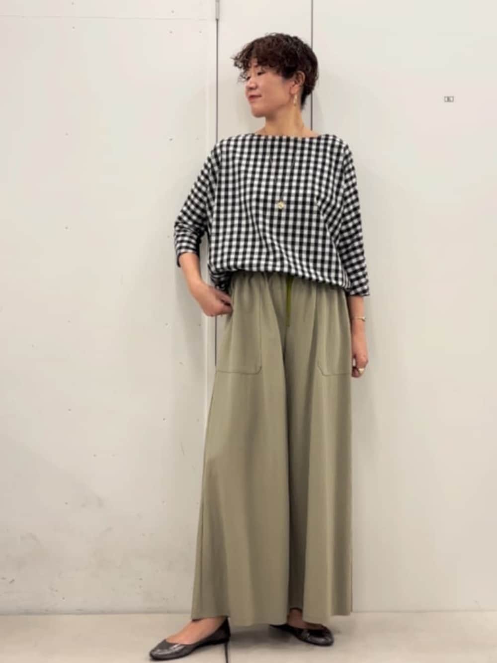 ブラック系のシャツ/ブラウス、グリーン系のその他パンツを着用したレディースの春コーディネートの2枚目の写真