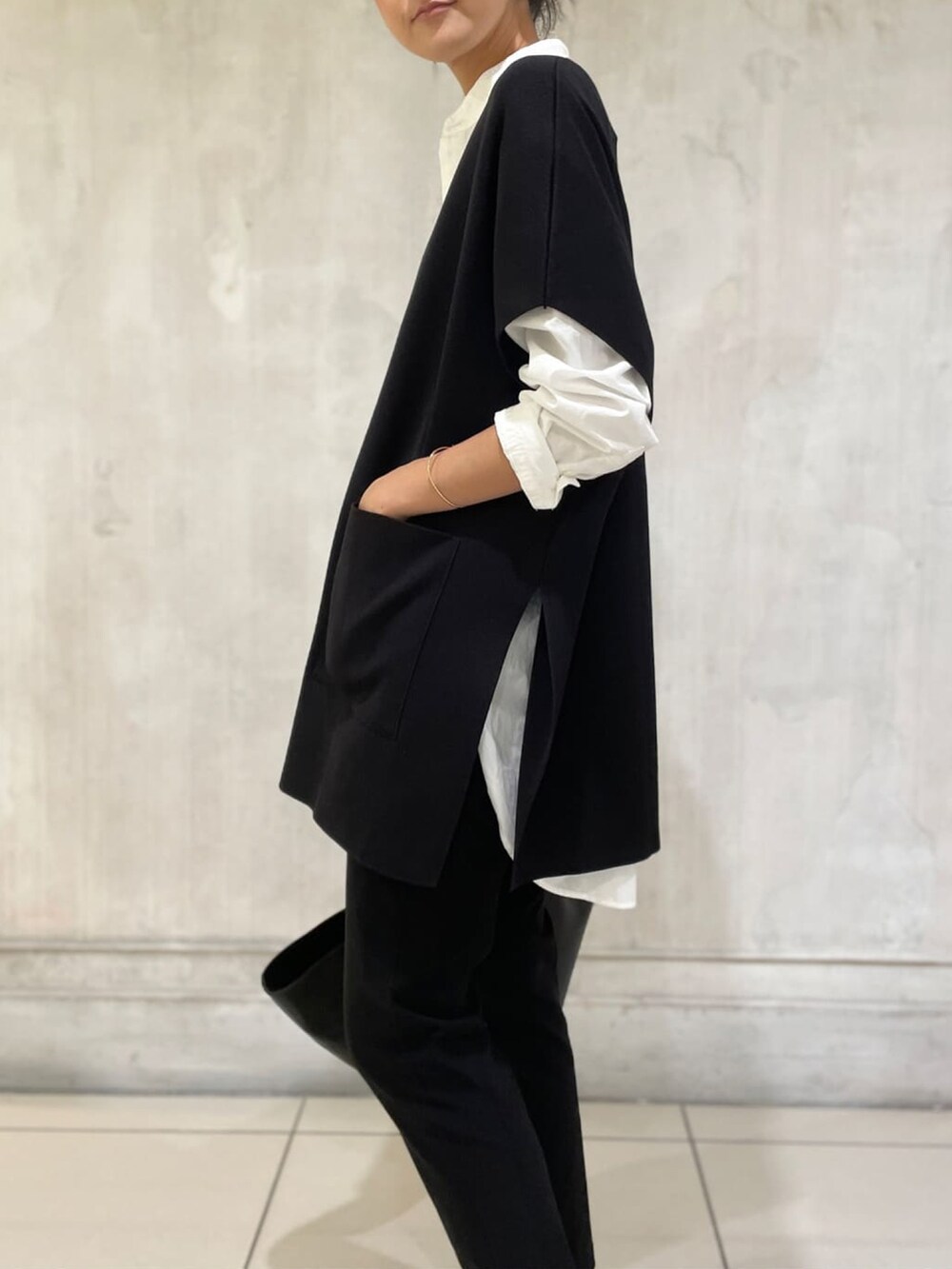 ホワイト系のシャツ/ブラウス、ブラック系のニット/セーター、ブラック系のその他パンツを着用したレディースの秋コーディネートの2枚目の写真