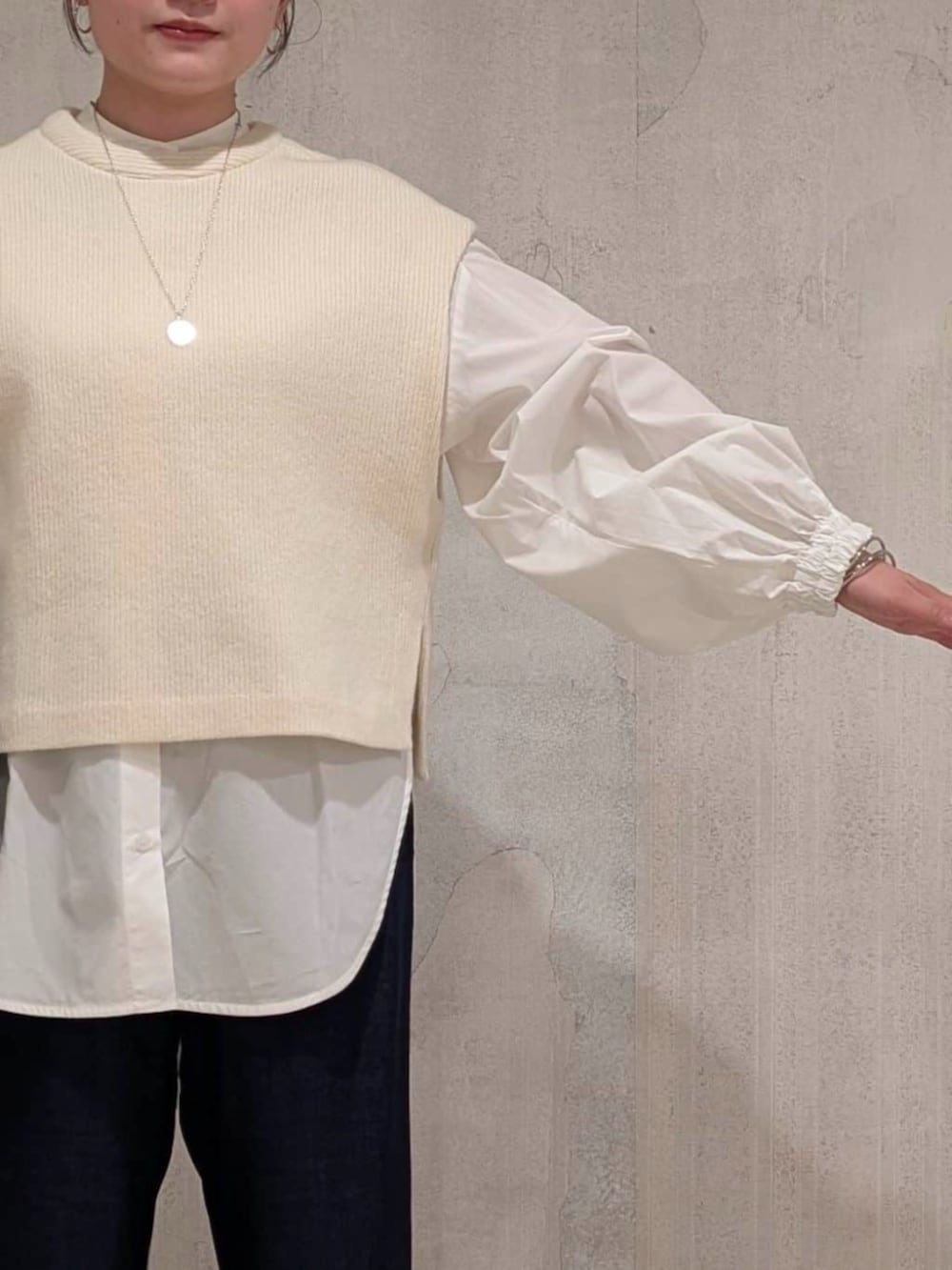 ブルー系のその他パンツ、ブラック系のブーツ、ホワイト系のシャツ/ブラウスを着用したレディースの冬コーディネートの7枚目の写真