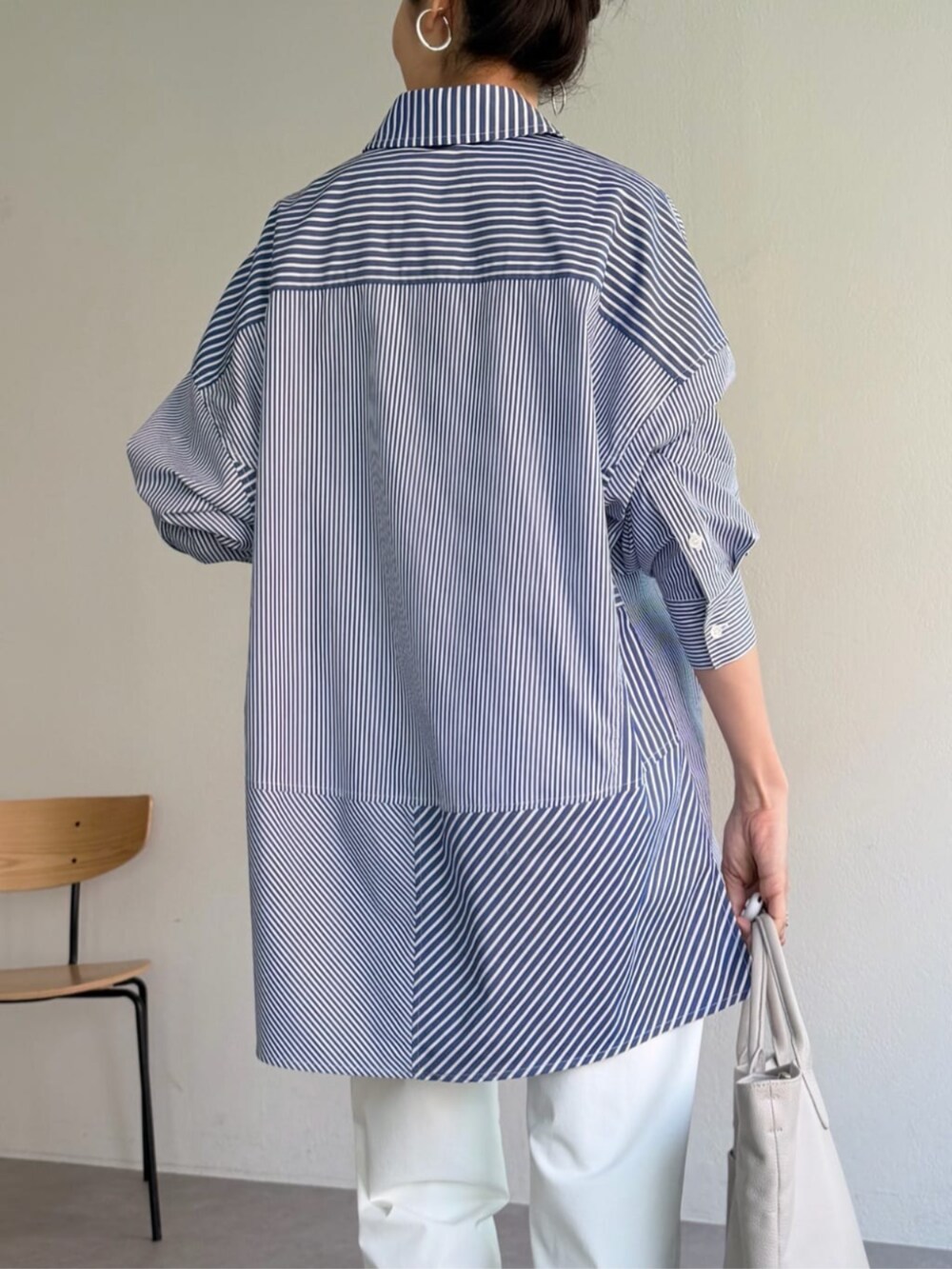 ホワイト系のその他パンツ、ブルー系のシャツ/ブラウスを着用したレディースの夏コーディネートの6枚目の写真