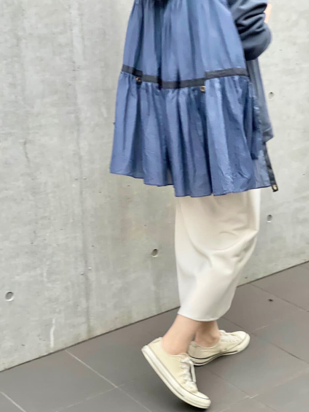 ブルー系のパーカー、ホワイト系のTシャツ/カットソー、ホワイト系のスカートを着用したレディースの春コーディネートの4枚目の写真