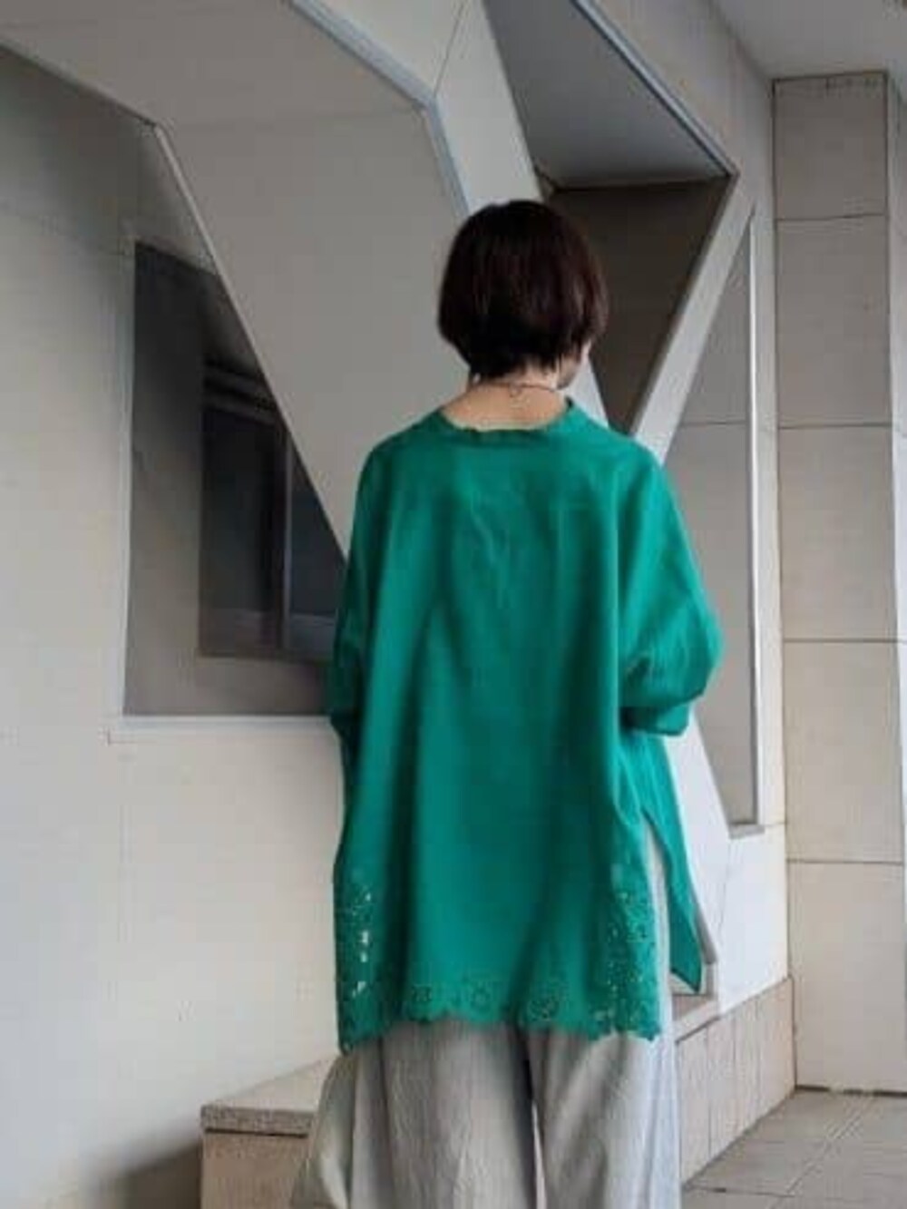 ベージュ系のその他パンツ、グリーン系のシャツ/ブラウスを着用したレディースの春コーディネートの5枚目の写真