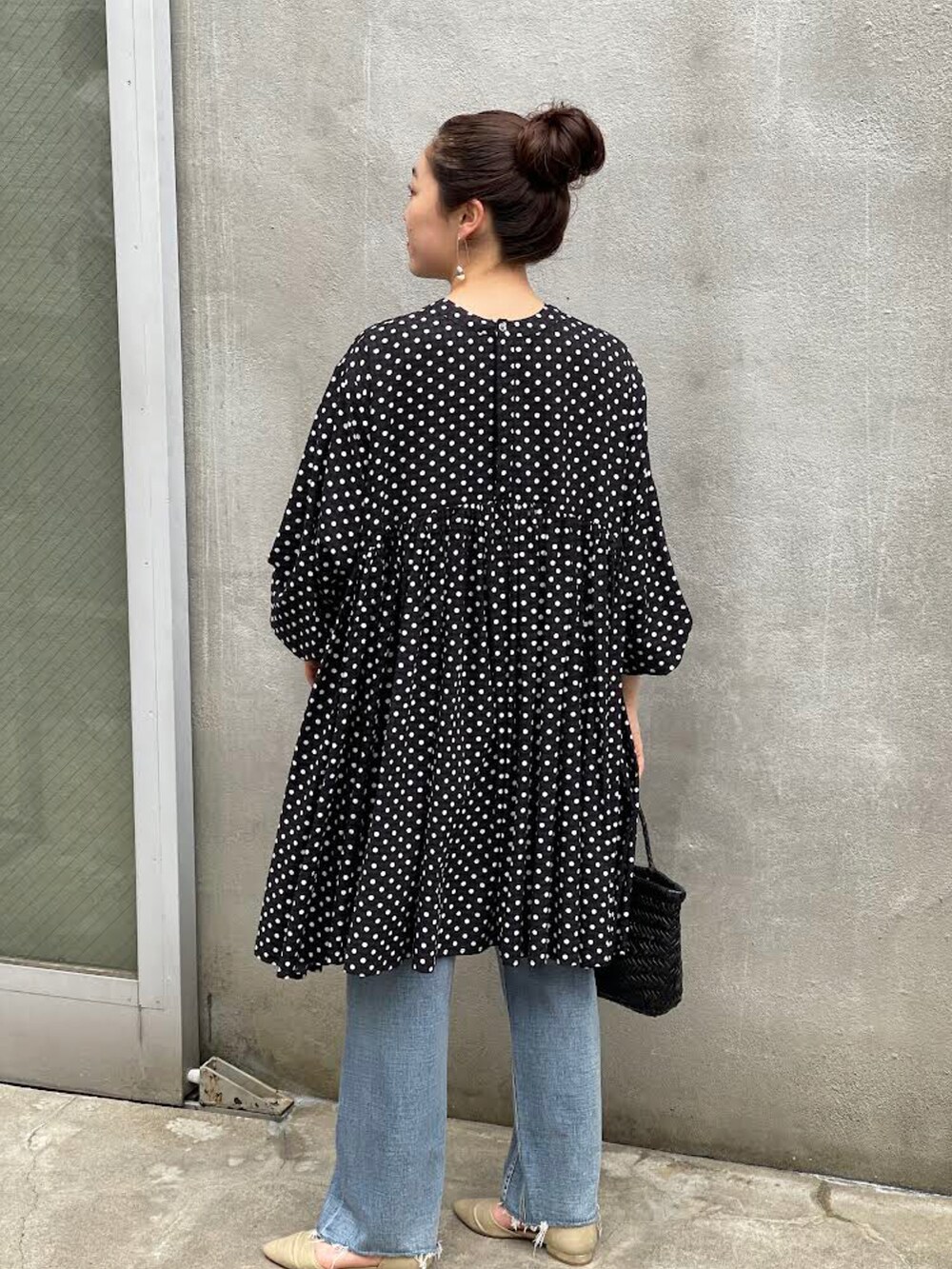 ブラック系のシャツ/ブラウスを着用したレディースの夏コーディネートの3枚目の写真