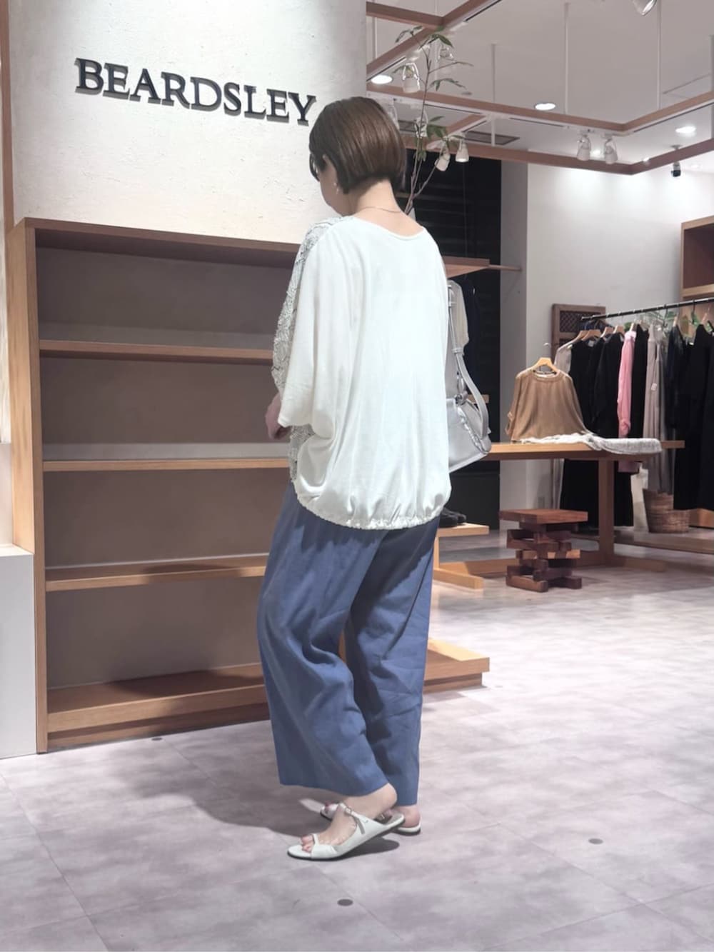 ブルー系のその他パンツ、ホワイト系のシャツ/ブラウスを着用したレディースの夏コーディネートの3枚目の写真