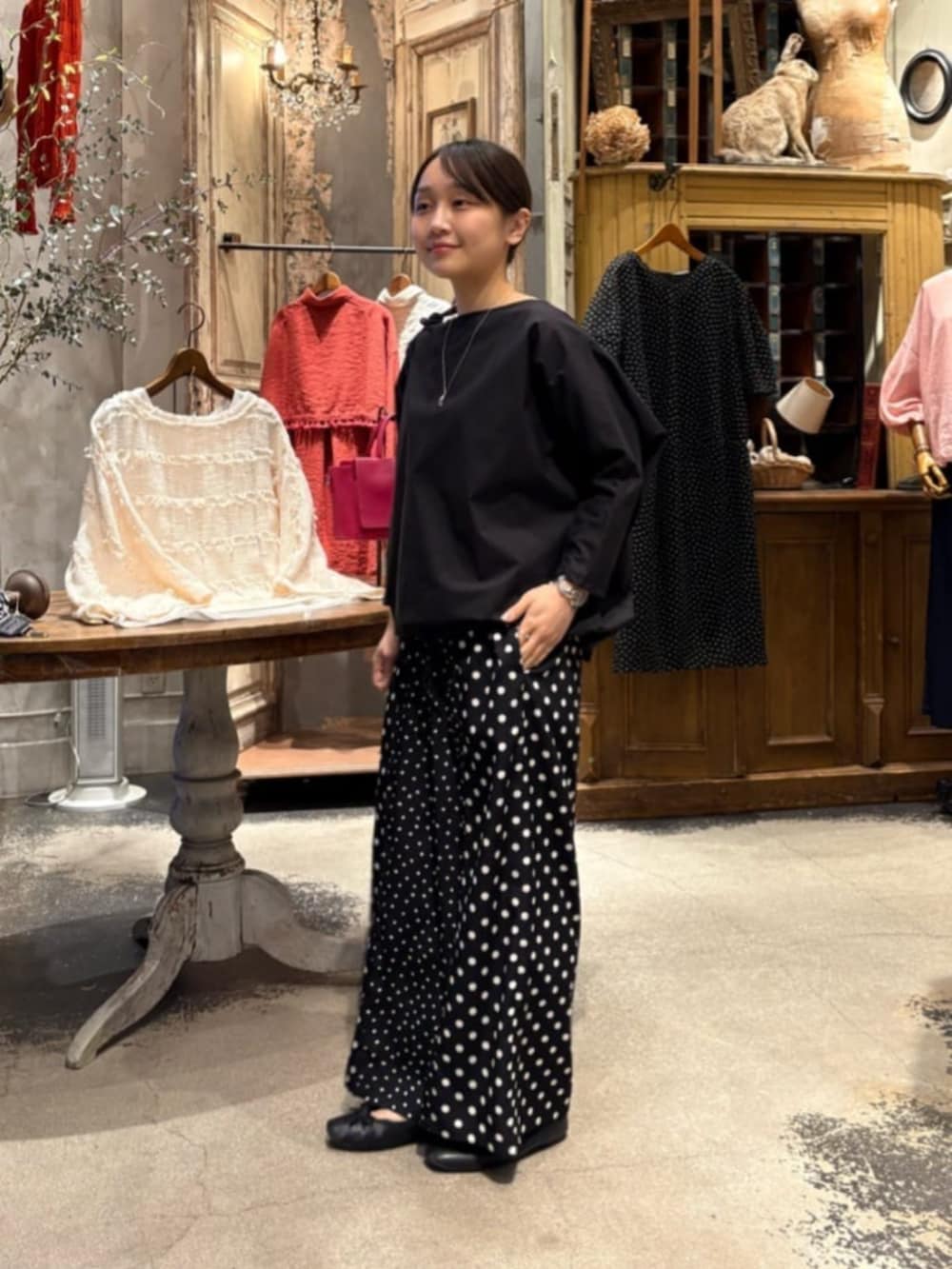 ブラック系のシャツ/ブラウス、ブラック系のその他パンツを着用したレディースの春コーディネートの8枚目の写真