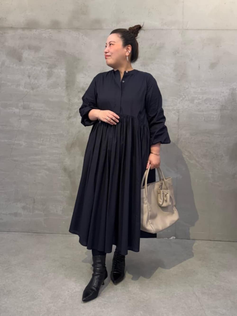 ブルー系のワンピースを着用したレディースの冬コーディネートの3枚目の写真