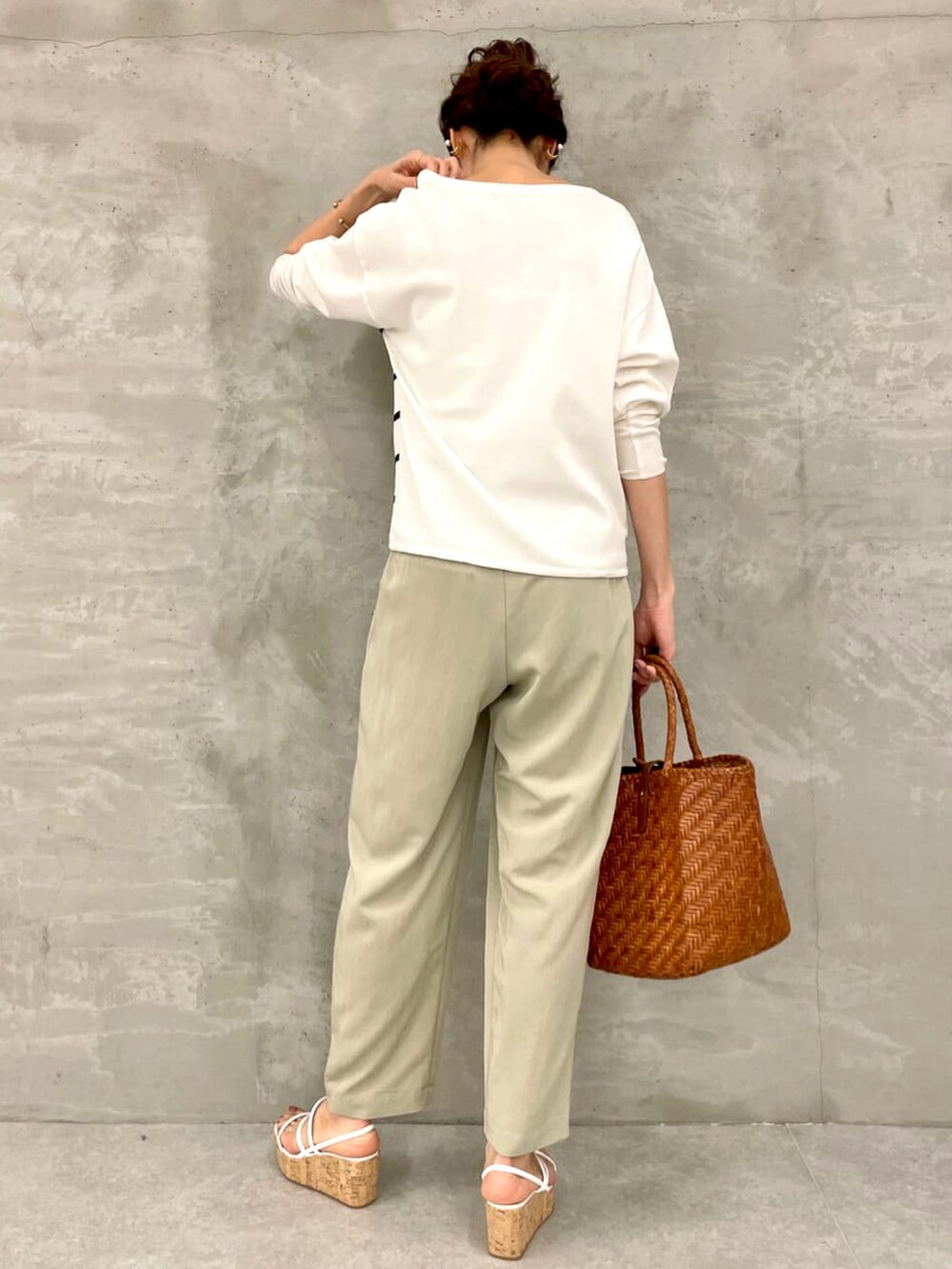 グリーン系のその他パンツ、ホワイト系のその他シューズを着用したレディースの春コーディネートの2枚目の写真